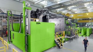 Neue Anwendungen in der Mobilität erfordern zum Teil besonders grosse Spritzgiessmaschinen. Engel baut Megamaschinen mit Schliesskräften von über 10'000 Tonnen. Im Bild zu sehen eine Spritzgiessmaschine mit einer Schliesskraft von 8'200 Tonnen. (Bild: Engel)