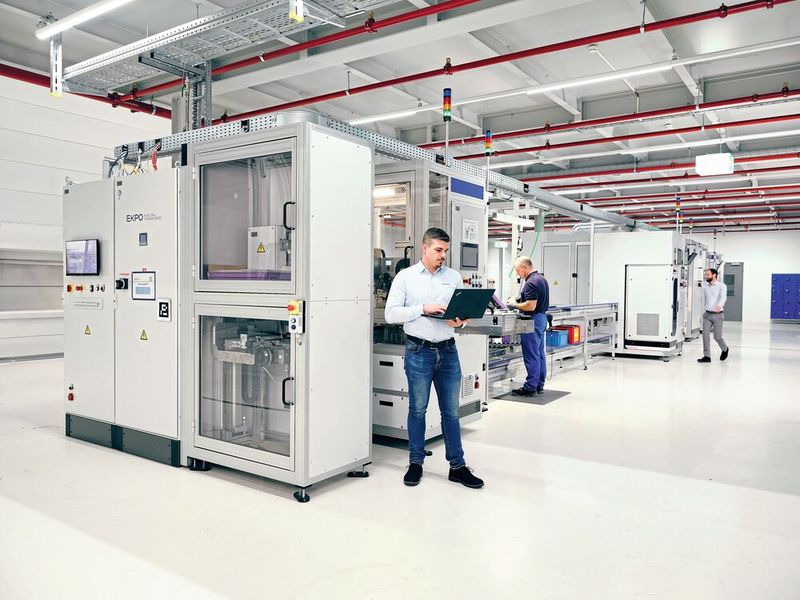Metallische Bipolarplatten werden in einem vollautomatisierten Prozess gefertigt. (Bild: EKPO)