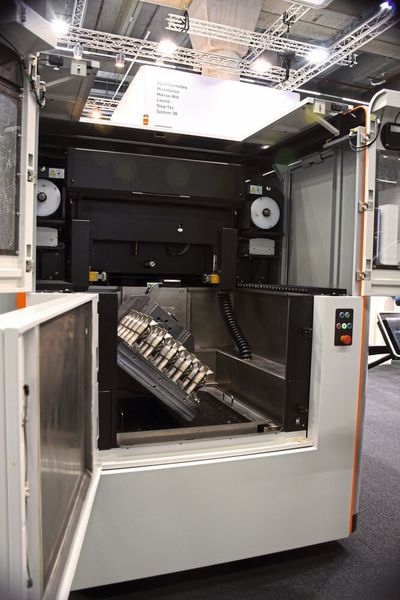 Postprocessing: Die Cut AM 500 von Georg Fischer trennt Metallbauteile sauber von der Bautplatte. Das verringert den Verschleiß an Bauplatten. (Bild: Simone Käfer)