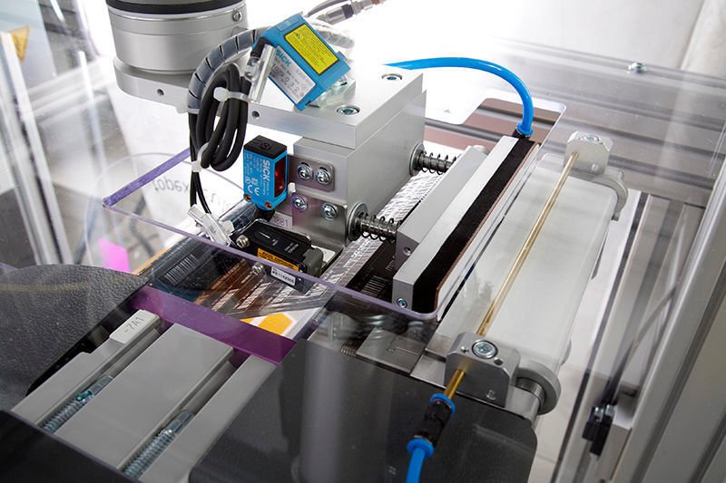 An den Roboterarmen ist ein Werkzeug mit Vakuumfunktion integriert. Dank des Vakuums ist der Roboter in der Lage, das bedruckte Etikett am Topex-Drucker zu entnehmen. (Topex)