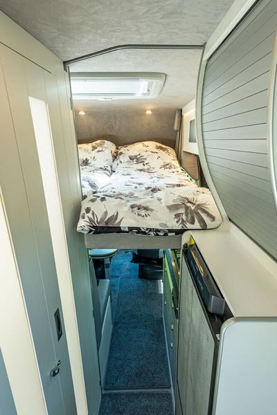 Im vorderen Wagenbereich befindet sich ein Hubbett. Auf der Fahrerseite ist es 1,75 Meter lang. (Bild: La Strada)