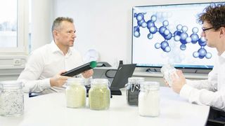 Die Materialzusammensetzung hinter den PMA-Kabelschutzsystemen ist das Ergebnis jahrelanger Forschung und Entwicklung. Dabei spielen insbesondere die verwendeten Materialien sowie deren Formulierung eine zentrale Rolle. Das Bild zeigt das R&D-Team bei der Auswahl der Materialzusammensetzung. (Bild: ABB )