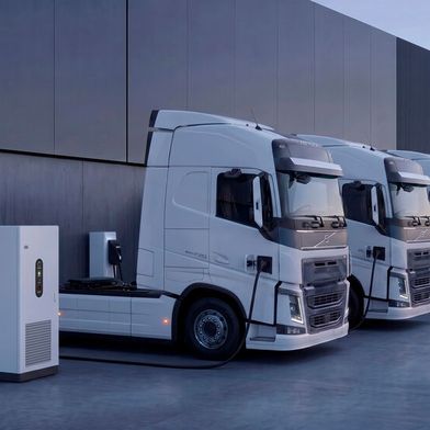 The new storage system "sonnenPro Compact 261" for indoor and outdoor use is particularly suitable for integrating charging infrastructure. (Image: Sonnen)