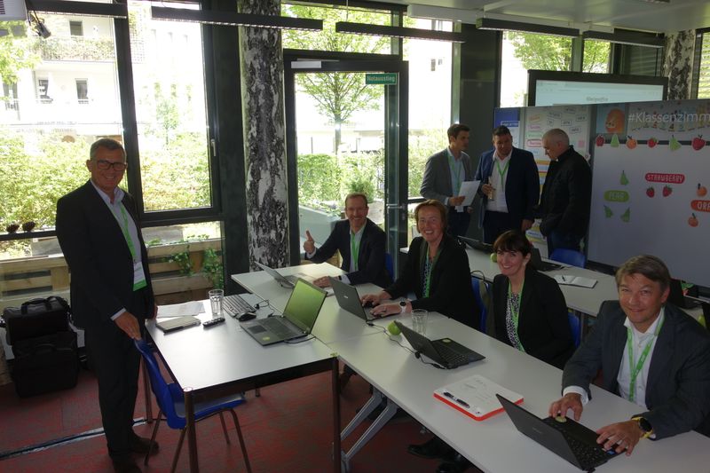 Das digitale Klassenzimmer (v. l.): Andreas Schur, ACER, mit seinen Intel „Schülern“ Andreas Timm, Franziska Divis, Astrid Steingrueber und Andreas Klett. (Bild: IT-BUSINESS)