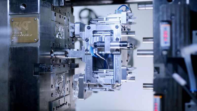 Um das komplexe Fertigungsverfahren umzusetzen, hat RKT individuelle Spritzgusswerkzeuge angefertigt.(Bild:  RKT)