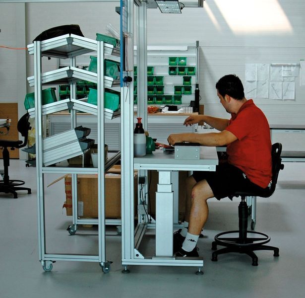 Die neuen Arbeitstische sind so weit – elektrisch oder hydraulisch – höhenverstellbar, dass sie ein Arbeiten im Wechsel zwischen Sitzen und Stehen erlauben. (Archiv: Vogel Business Media)
