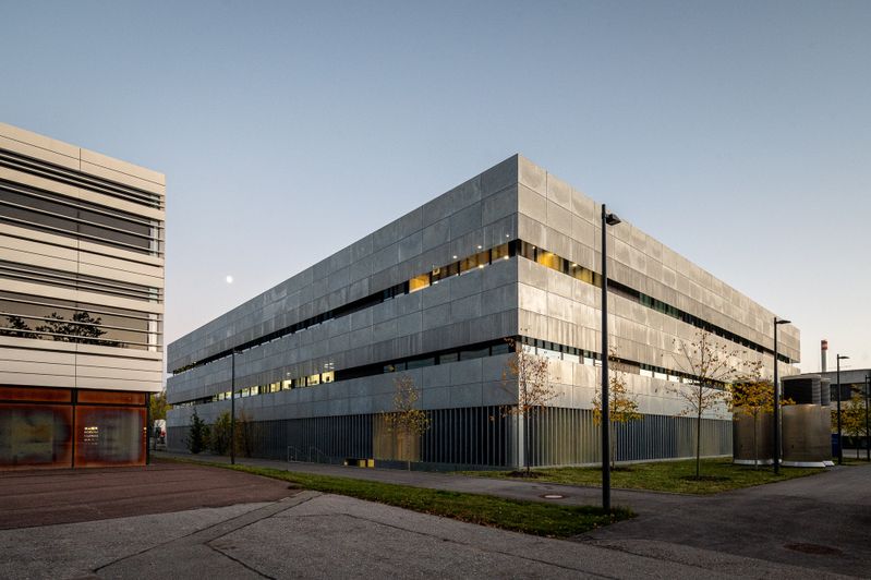Widok zewnętrzny nowego budynku Wydziału Fizyki Uniwersytetu Technicznego w Monachium (TUM).(Zdjęcie: Astrid Eckert / TUM)
