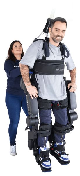 Das Atalante-Exoskelett erlaubt sicheres Gangschul-Training für Schlaganfallpatienten. (Bild: Wandercraft)