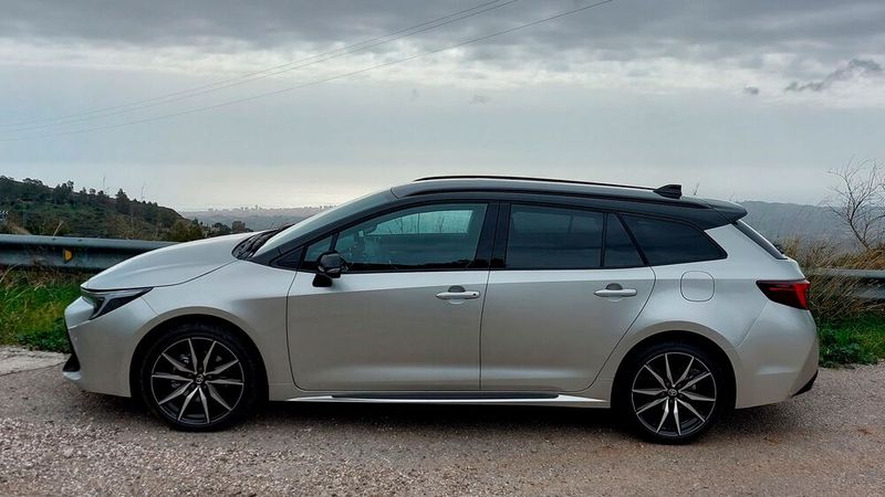 Von der auf 4,65 Meter gewachsenen Länge profitiert vor allem der Gepäckraum. Der Radstand der beiden Karosserievarianten unterscheidet sich nur um 60 Millimeter. (Bild: Rosenow – »kfz-betrieb«)