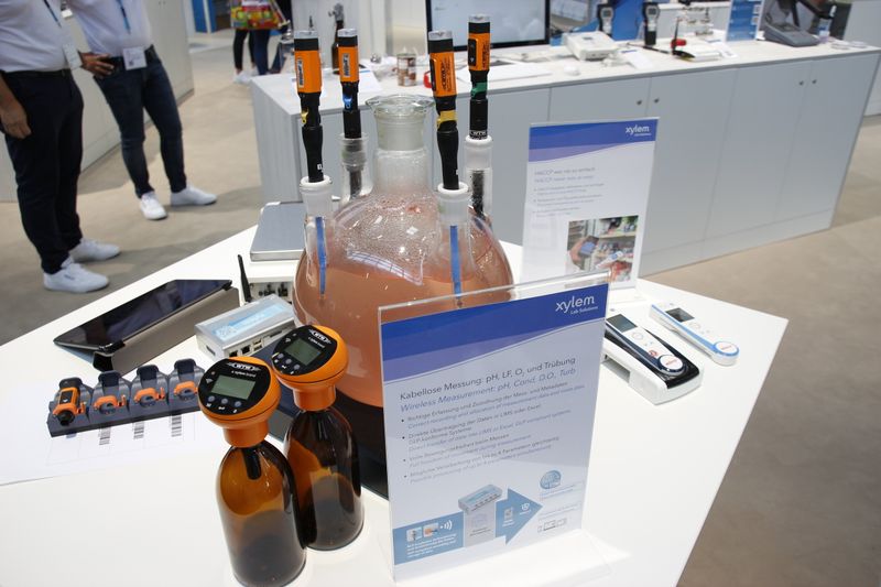 Kabellose Messung von pH, Leitfähigkeit, gelöstem Sauerstoff und Trübung sollen die Wireless-Sensoren von Xylem ermöglichen. Die Funkmodule lassen sich auf einen IDS-Steckkopfsensor stecken und schicken die Messdaten direkt ans Gerätemodul. (LABORPRAXIS, C. Lüttmann)