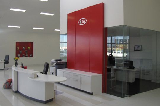 Wer das Autohaus betritt, dem fällt sofort die leuchtend rote Brandwall ins Auge. (Archiv: Vogel Business Media)