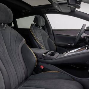 Komfortabel: Die Sitze sind klimatisiert und verfügen über eine Zehn-Punkt-Massage.(Bild:  Denza)