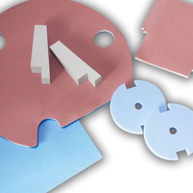 Die gezielte Ausbreitung der Wärme von Akkuzelle zu Zelle bzw. zur Kühleinrichtung oder Außenfläche verbessern exakt konfigurierte Materialien wie Wärmeleit-, Phasenwechsel-, Isoliermaterial. (Bild: Dr. Dietrich Müller GmbH)