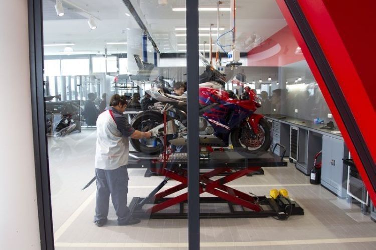 Dank der gläsernen Motorrad-Werkstatt können die Kunden die Reparatur ihres Zweirads live verfolgen. (Foto: Honda)