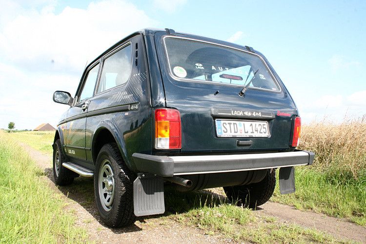 Die Änderungen fanden vorrangig unter dem Bleck statt – äußerlich unterscheidet sich auch die aktuelle Generation des Lada 4x4 so gut wie nicht von allen anderen Niva. (auto-medienportal.net)
