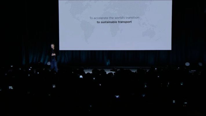 Elon Musk: „Tesla hat sich zum Ziel gesetzt, die Einführung nachhaltiger Transportsysteme zu beschleunigen. Wir alle wollen in einer nachhaltigen Welt zu leben – je früher desto besser! Dabei kann jeder Autotyp elektrisch fahren. Wir haben es gezeigt an einem attraktiven Sportwagen, dem Tesla Roadster, dann mit der Limousine Model S und nun mit dem SUV Model X. (Bild: Tesla)