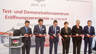 Der chinesische Hartmetallwerkzeug-Hersteller ZCC Cutting Tools Europe nahm am 17. Mai 2019 sein neues Test- und Demonstrationszentrum in Düsseldorf in Betrieb. In der Mitte steht Quanlian Zhao, der Geschäftsführer des Unternehmens, mit Vetretern aus Politik und Verbänden, beim traditionellen Durchschneiden des roten Bandes, wodurch das Gebäude und die Möglichkeiten, die es bei der Lösung von Zerspanungsproblemen bietet, nun offiziell nutzbar sind. (ZCC-CT)
