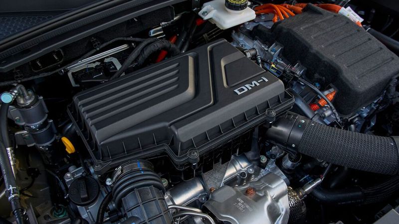 Für einen Frunk ist im Motorraum des Plug-in-Hybriden keinen Platz. (Bild: BYD)