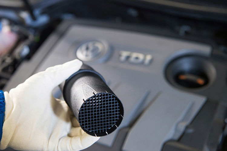 Beim 1,6-Liter EA 189-Motor wird direkt vor dem Luftmassenmesser ein sogenannter Strömungstransformator befestigt. (Foto: VW)