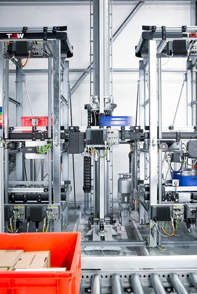 Siemens bietet als einziger Hersteller auf dem Markt Frequenzumrichter an mit geberlosen Sicherheitsfunktionen und der Möglichkeit der einfachen Energierückspeisung zum Beispiel bei Hubeinheiten. (Bild: Siemens)
