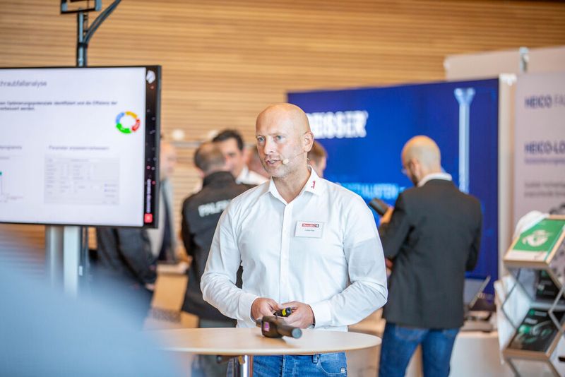  „Der Vorteil für die Kunden ist, dass sie in dem Bereich sind, wo alle Aussteller sind und nicht in einen extra Raum gehen müssen. Im Anschluss haben die Kunden auch gleich die Gelegenheit an den Stand zu gehen, um sich die Produkte anzusehen“, verrät Lukas Kois den Vorteil von einem Vortrag in der Live-Zone.  (Bild: Amelie Jehmlich/ART n Photo)