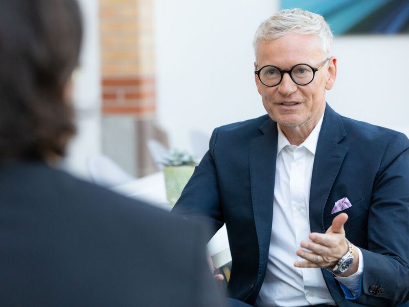 MHP-COO Markus Wambach: „Es ist ein Wettlauf gegen die Zeit, bei dem nicht nur Effizienz und Kostenkontrolle im Fokus stehen, sondern auch die Seele und das Erbe unserer Automobile.“(Bild:  MHP)