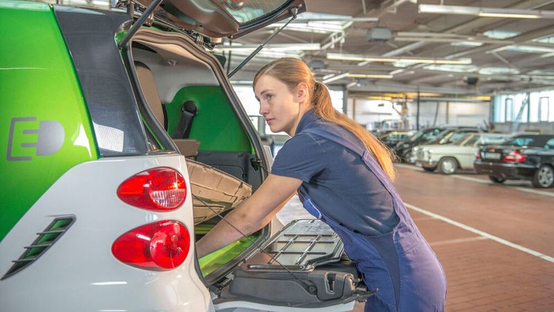 Nur bei rund 5 Prozent liegt der Frauenanteil in den Autoberufen. Wie sich das ändern lässt, damit beschäftigte sich das erste ZDK-Webinar Frauenpower im Kfz-Gewerbe.(Bild:  ProMotor)