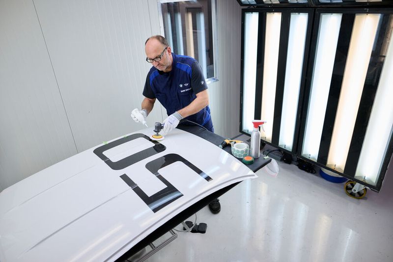 Die markante „50“ auf dem Dach entsteht ebenfalls in Handarbeit. (Bild: Rainer Haeckl/BMW)