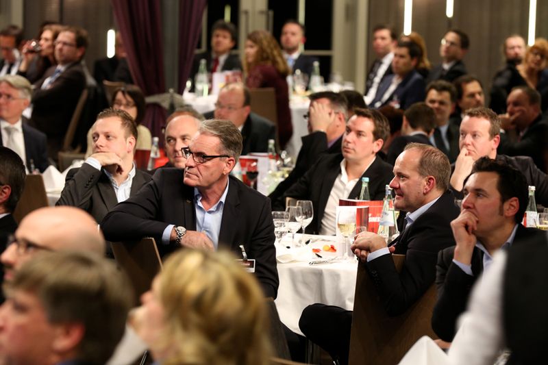 Die Gäste hörten gespannt zu, was Dr. Rudolf Aunkofer für Zahlen und Fakten mitgebracht hat (IT-BUSINESS)