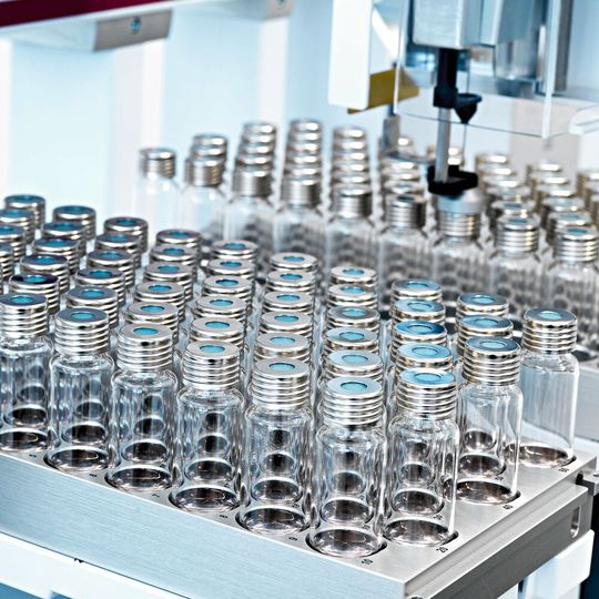 Abb. 1: Wer bei der Anschaffung eines Autosamplers Wert legt auf langfristig größtmögliche Produktivität, sollte nicht allein auf den Probendurchsatz achten. Von Interesse ist ebenso die Möglichkeit, den Sampler dem Anforderungsprofil künftiger Anwendungen anpassen und modular erweitern zu können. Abb. 1: Wer bei der Anschaffung eines Autosamplers Wert legt auf langfristig größtmögliche Produktivität, sollte nicht allein auf den Probendurchsatz achten. Von Interesse ist ebenso die Möglichkeit, den Sampler dem Anforderungsprofil künftiger Anwendungen anpassen und modular erweitern zu können.