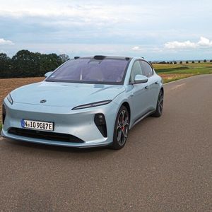 Nio bringt mit dem ET5 ein vollelektrisches Mittelklassemodell auf die Straße. Die Reichweite nach WLTP liegt je nach Akkugröße bei 456 oder 590 Kilometern. Praktisch waren mit dem 100-kW-Akku rund 450 Kilometer drin.(Bild:  Thomas Günnel/Automobil Industrie)