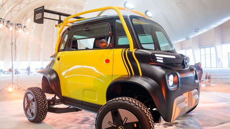 Das Ergebnis eines Design-Wettbewerbs ist dieser Opel Rocks E. Auf der Essen Motor Show 2023 war das Spaßmobil am Stand von H&R Spezialfedern zu sehen. (Bild: Messe Essen)