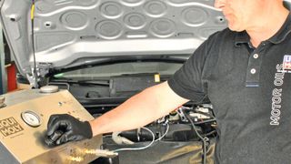 Mit dem neuen Jetclean Tronic II können Werkstätten Motoren von Verunreinigungen und Ablagerungen befreien bzw. diese davor dauerhaft schützen. Aktiv vermarktet können sie mit dieser Serviceleistung zusätzliche Umsätze erwirtschaften. (Bild: Dominsky)