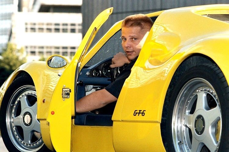 Impulsgeber der Automobilindustrie in Sachen Leichtbau: MVI-Geschäftsführer Rainer Kurek im eigenen ultraleichten Sport-Prototypen Kurek GT6 aus dem Jahr 1998. (Foto: Bernhard Rose)