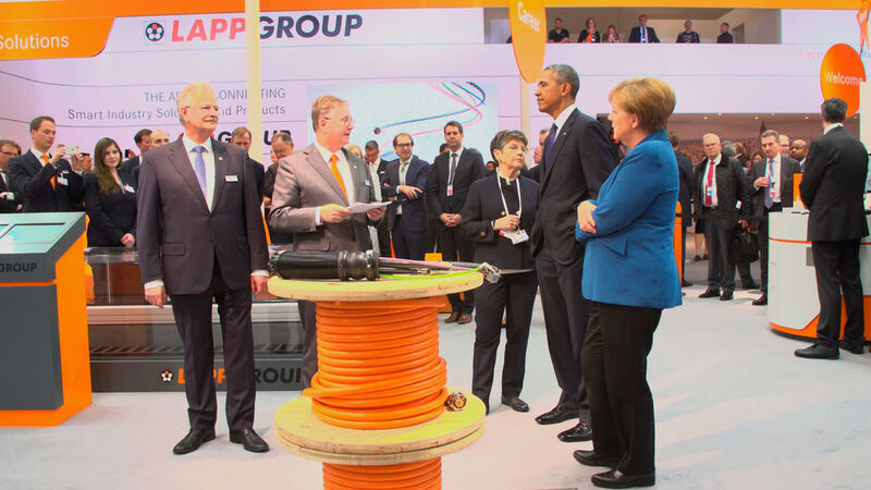 Bei Lapp haben sich Merkel und Obama über die Neuheiten des schwäbischen Familienunternehmens informiert. Als Highlight präsentierte der Vorstandsvorsitzende Andreas Lapp einen Basketball spielenden Roboter des Lapp Kunden Comau. (Bild: Lapp)