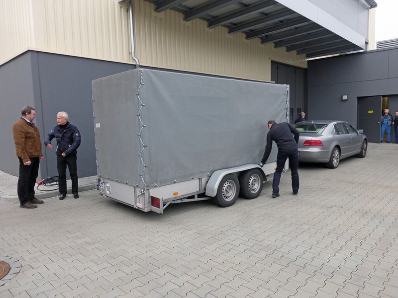 Johannes Hülshorst (Mitte), Geschäftsführer der Aldama GmbH, erklärt Lothar Nonn (links), Leiter einer von zwei Abteilungen für Betriebsmittelkonstruktion bei Samson, in einem Vorgespräch, was er in der Roadshow zeigen möchte, während Alexander Hülshorst (rechts) die Plane lüftet, unter der sich die Synchropress verbirgt. (Bild: Finus)