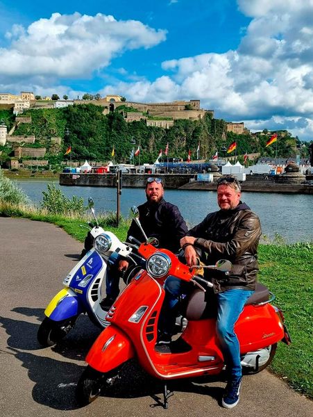 Gregor Knipper von GN Audio begleitet Christoph mit seiner eigenen Vespa. (Bild: Herweck)