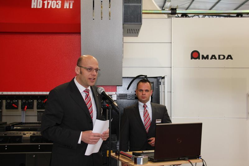 Von links: Jörg Riedel, Product Manager und Aleksandar Georgiev, Product Manager, informieren die Besucher über das Weaving-Verfahren, das die Prozesssicherheit beim Laserschweißen erhöht und den Einsatz von Zusatzwerkstoffen (Draht) verbessert. (Bild: Königsreuther)