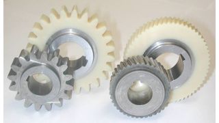 1   Mit Low-loss-Auslegung den Verlust reduzieren: Lauramid-Stahl-Zahnräder mit Standardverzahnung (links) und Low-loss-Verzahnung (rechts). Bilder: Handtmann Elteka (Archiv: Vogel Business Media)