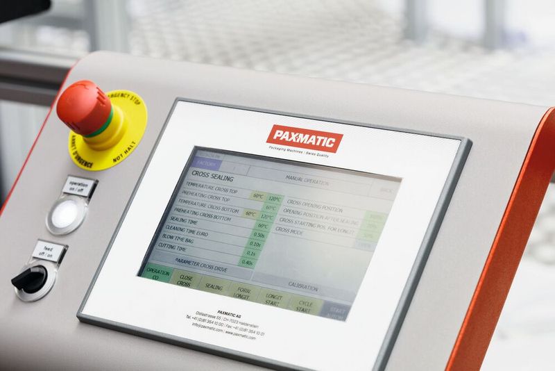 Die Schweißparameter werden am Bedienterminal der Maschine eingestellt.  (Bild: Telsonic)