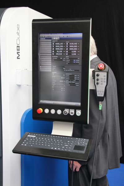 Das Bedienterminal wurde rundum überarbeitet und ist jetzt hochkant platziert. Die Ergonomie, die Übersicht und die Bediensicherheit konnten so deutlich verbessert werden, heißt es. (Bild: Königsreuther)