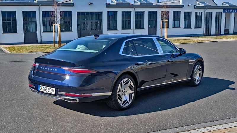 Eleganz bis ins Heck: Die durchgehende LED-Lichtleiste spannt sich über die gesamte Breite des Fahrzeugs und unterstreicht die klare Designsprache von Genesis. Der Verzicht auf ein großes Logo und stattdessen der ausgeschriebene Markenname verstärken das Understatement. (Bild: Mauritz VCG)