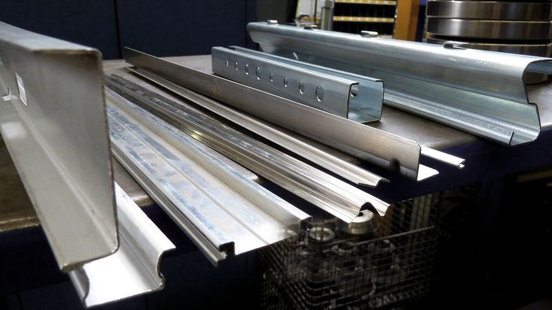 Die Franz Schürholz GmbH in Wickede stellt kaltgewalzte Profile in vielfältiger Geometrie mittels Walzprofilieren her. (Bild: Kuhn)