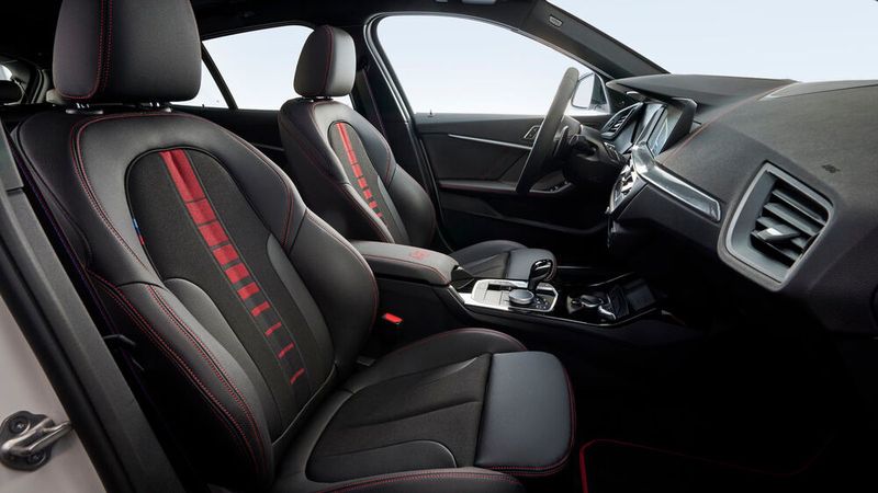 Das gelingt unter anderem durch zahlreiche rote Elemente. (Bild: BMW)