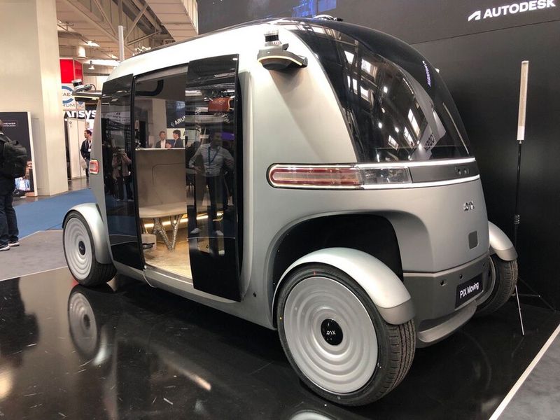 Ein Highlight am Stand von Autodesk war das Ausstellungsstück PIX Moving  Space. Dieses zeigt, wie KI-gestütztes Generatives Design gemeinsam mit Robotik und 3D-Metalldruck eine dezentralisierte Form der Automobilherstellung ermöglichen kann:  (Bild: M. Zwettler - konstruktionspraxis)