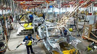 Es wird brenzlig! Denn in rund 10 Jahren könnten die Babyboomer vom Arbeitsmarkt verschwunden sein. Und mit ihnen wertvolles Fach-Know-how. Unternehmen wie Continental, Mercedes-Benz und die Lufthansa versuchen mit neuen Ideen, die Mitarbeiter zu halten ... (Bild: Mercedes-Benz)