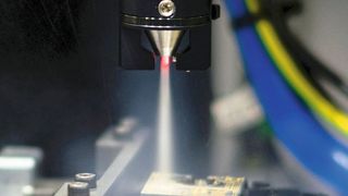 Die quattroClean-Schneestrahlreinigung ermöglicht die trockene und schonende Entfernung von Verunreinigung beispielsweise nach der Strukturierung von MID.  (acp systems)