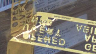 Geöffnetes Siegel: Sobald jemand versuchen sollte, die Verpackung zu öffnen, zeigt das Security-Seal diesen Versuch deutlich an. Das Siegel wird zudem zerstört. (Bild: Tesa Scribos)