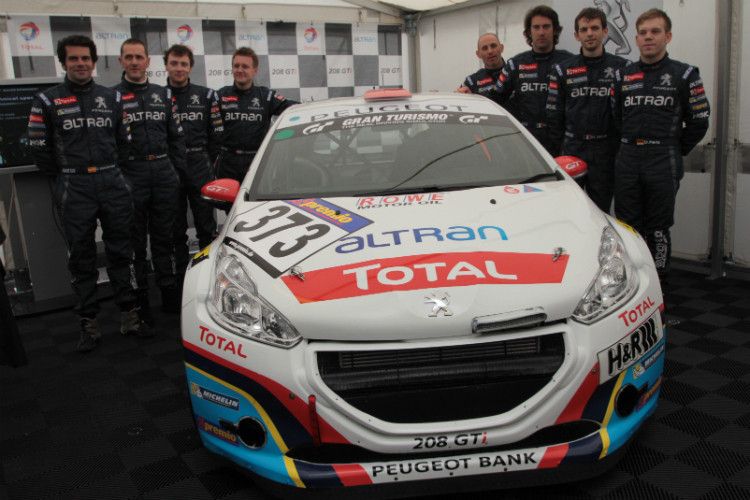 Während beim 208 GTi als Vorbereitung für das große Ziel 24-Stunden-Rennen Nürburgring in erster Linie die Weiterentwicklung des Rennfahrzeugs im Vordergrund stand, traten die acht Fahrer der Racing Experience an, um Nordschleifen-Erfahrung zu sammeln. (Foto: Peugeot)