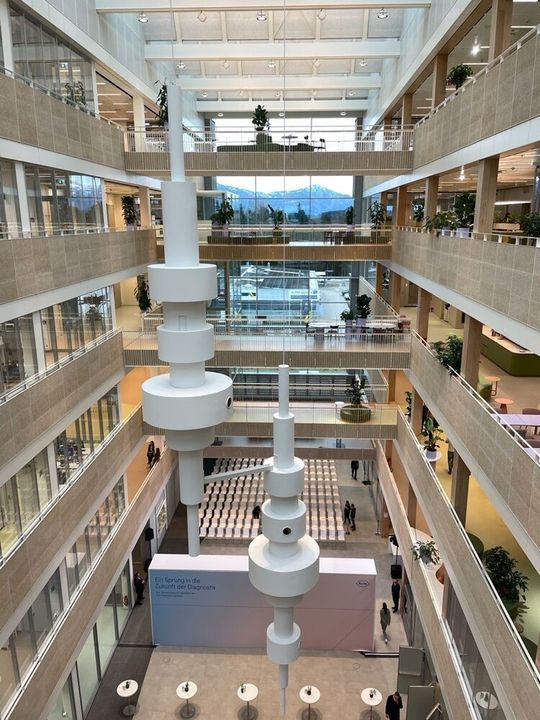 In der Mitte des Atriums verweist ein Kunstwerk auf die Verbindung von Natur mit Moderne und Vergangenheit mit Zukunft.(Bild:  Sarah Junker)